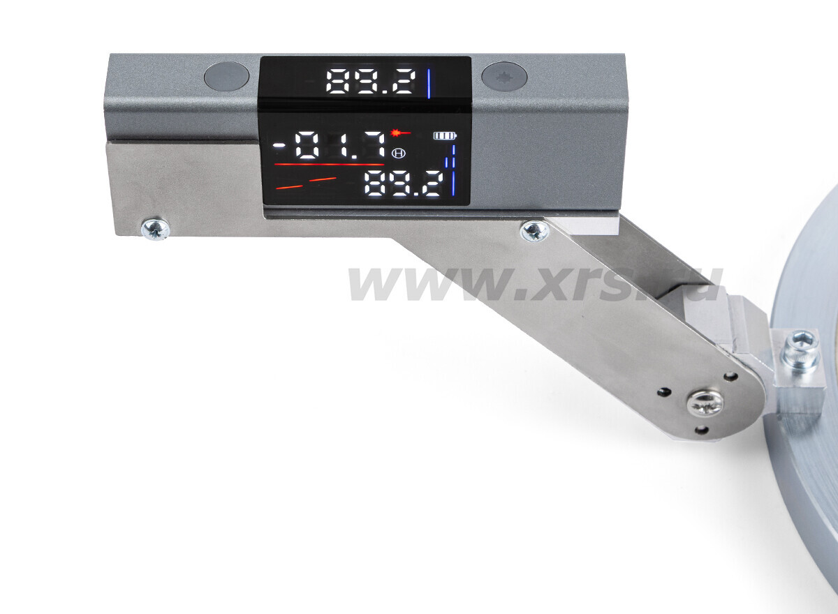 Цифры над красной линией показывают положение целеуказателя относительно горизонтальной плоскости; цифры рядом с синей линией показывают положение относительно вертикальной плоскости