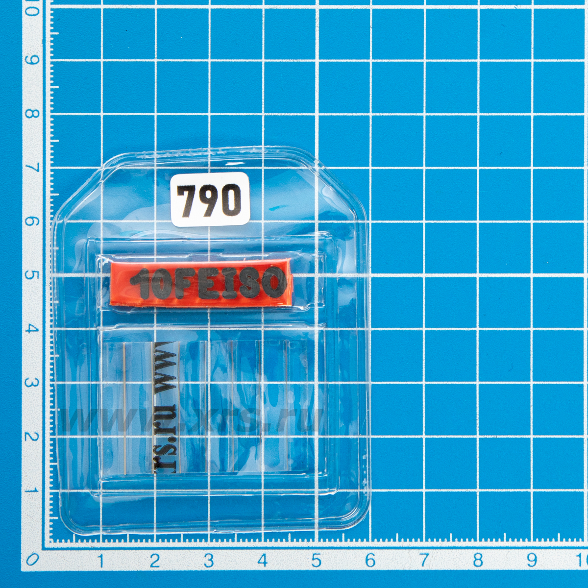 Проволочный эталон 10FE ISO (25 мм) на коврике с размерной сеткой